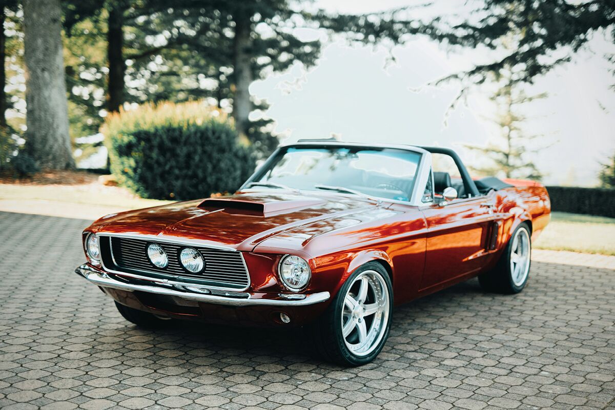 Alter Ford Mustang auf einem Parkplatz
