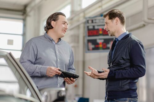 Mitarbeiter diskutieren in der Werkstatt