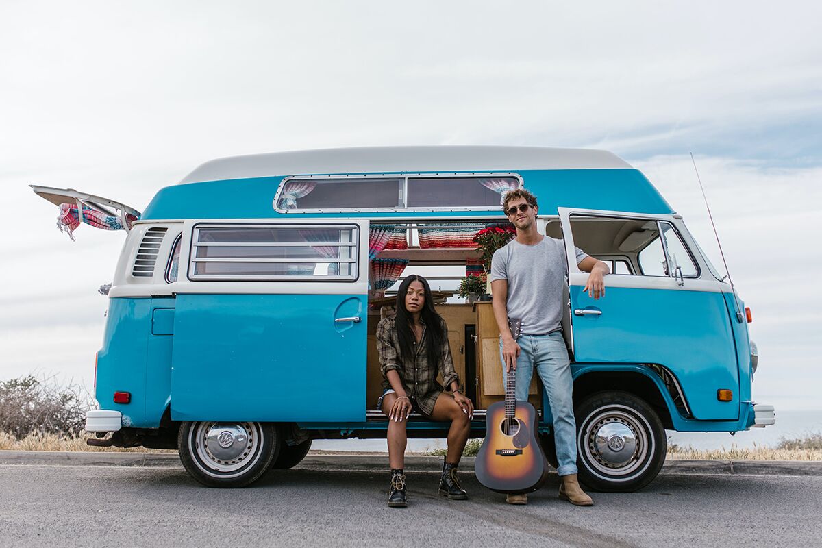 Alter VW T2 auf einem Parkplatz am Strand